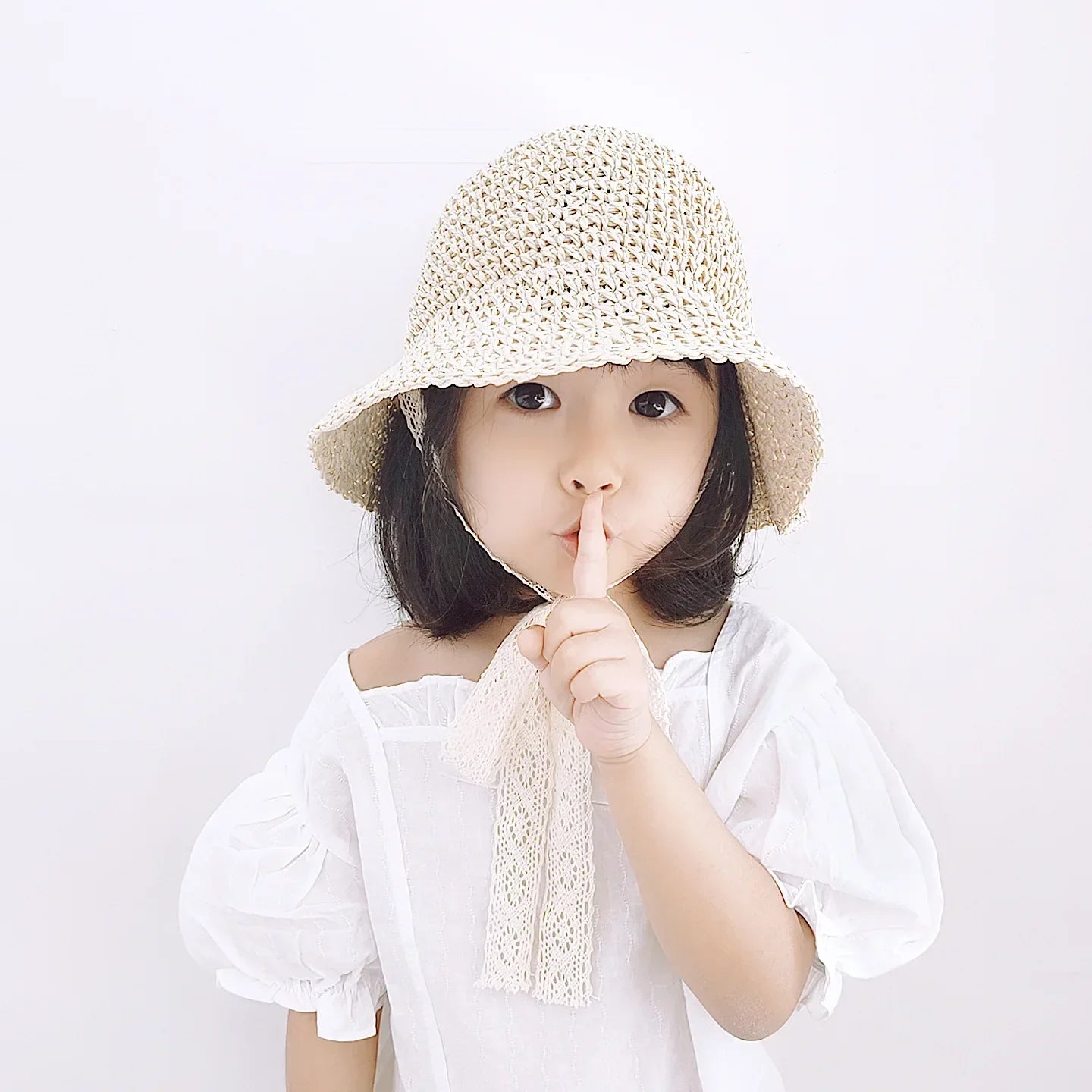Summer Straw Bow Lace Baby Hat in beige and brown with lace chin ties, ideal for 0-3 years old with 44-54 cm head circumference.